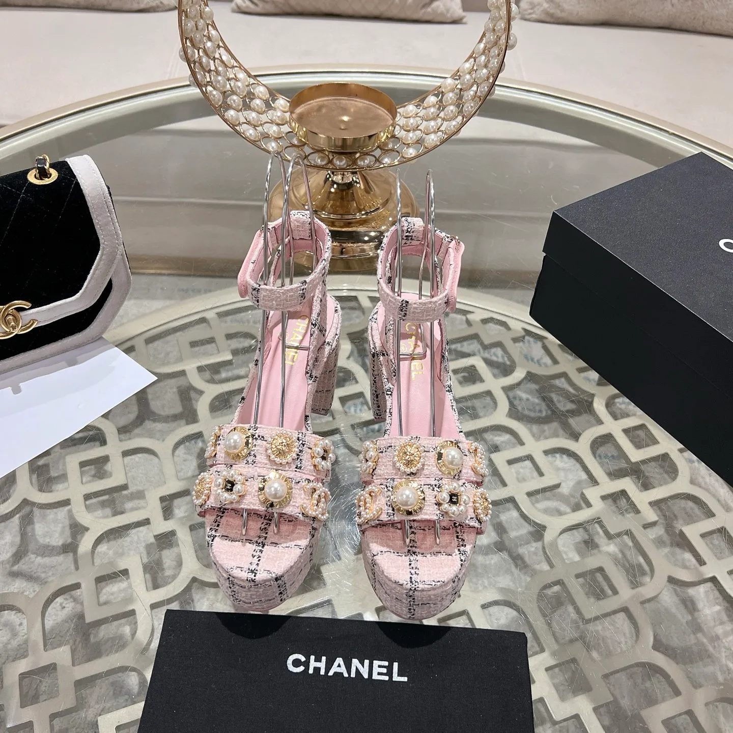 👟👟Ex-factory price 580👟👟 𝐂𝐇𝐀𝐍𝐄𝐋 | Xiaoxiang 25𝐬𝐬Spring and summer new products Counter classic catwalk models New series of high-heeled and waterproof platform sandals〰 A must-have in the fashion circle, the combination will interpret the meticulous, minimalist and classic elements that will never fade away It shows a unique dressing style that is too beautiful to say. A must-have for summer... Upper: Highly customized original specific fabrics. Lining: imported sheepskin lining. Outsole: original molded non-slip outsole. Heel height: 12cm. Waterproof platform: 2.5cm. Size: 35-39 (40.41.42 customization is not returnable)